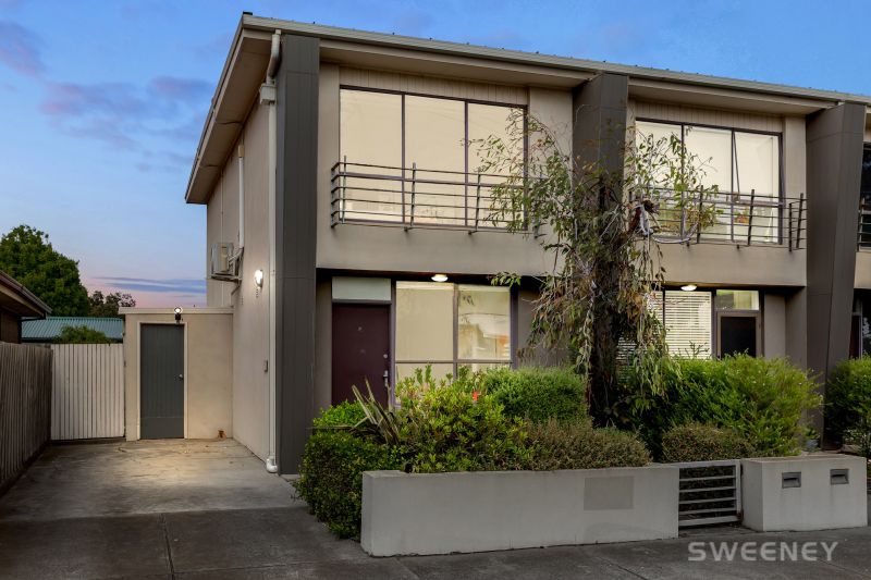 Comfort & Convenience With Park Views!!