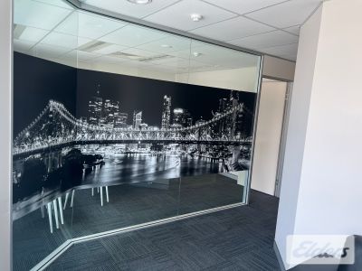 OFFICE OPPORTUNITY OPPOSITE STORY BRIDGE HOTEL!