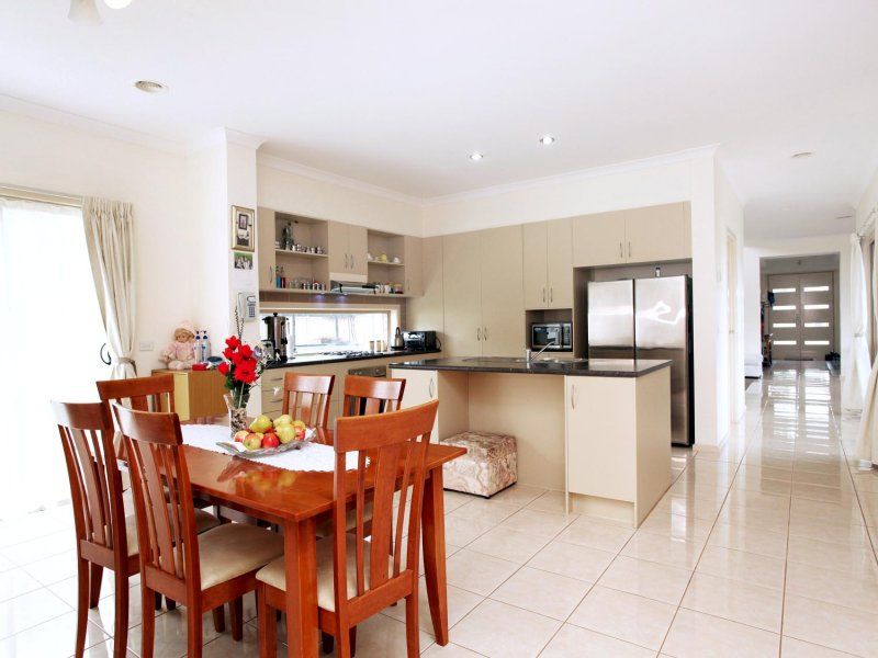 24 Central Parkway, Caroline Springs - Thumbnail 4