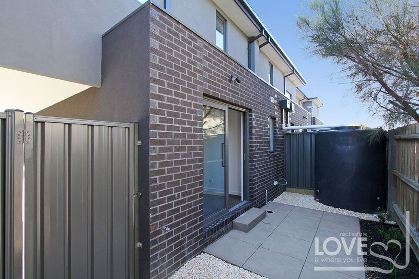 AS NEW & PERFECTLY LOCATED!