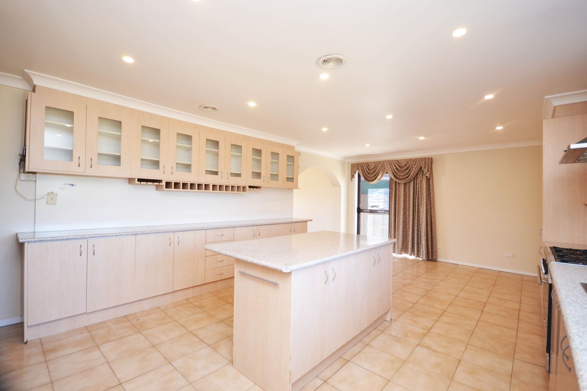 PERFECTLY POSITIONED 6 BEDROOM FAMILY HOME!