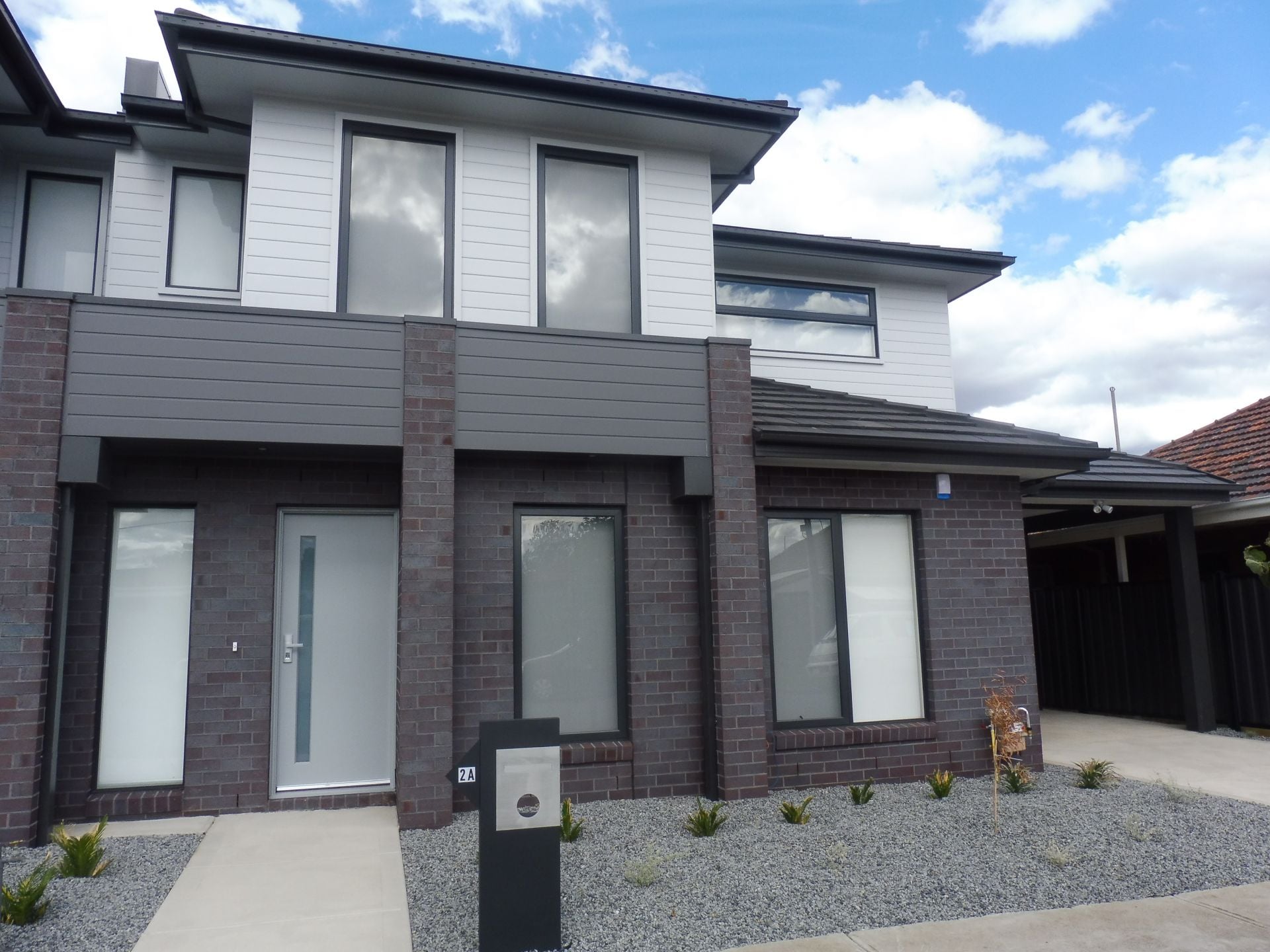 ARCHITECT DESIGNED- WALKING DISTANCE TO THOMASTOWN STATION & SHOPS.