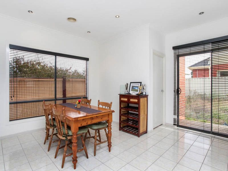18 Stoke Heath Way, Caroline Springs - Thumbnail 5