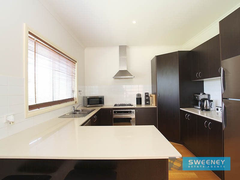 94 Foxwood Drive, Point Cook - Thumbnail 4