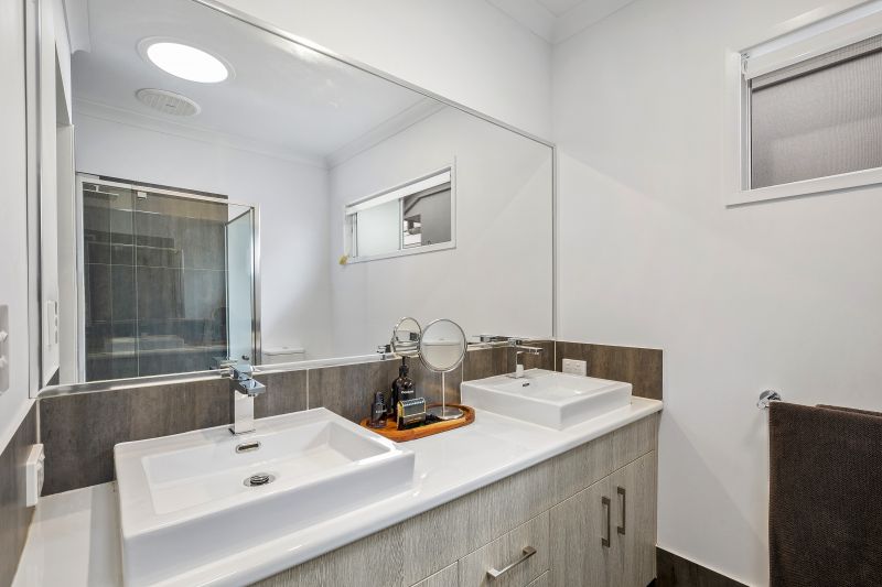 10 Angelou Court, Baringa