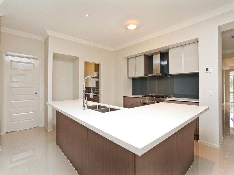 26 Brunton Avenue, Caroline Springs - Thumbnail 3