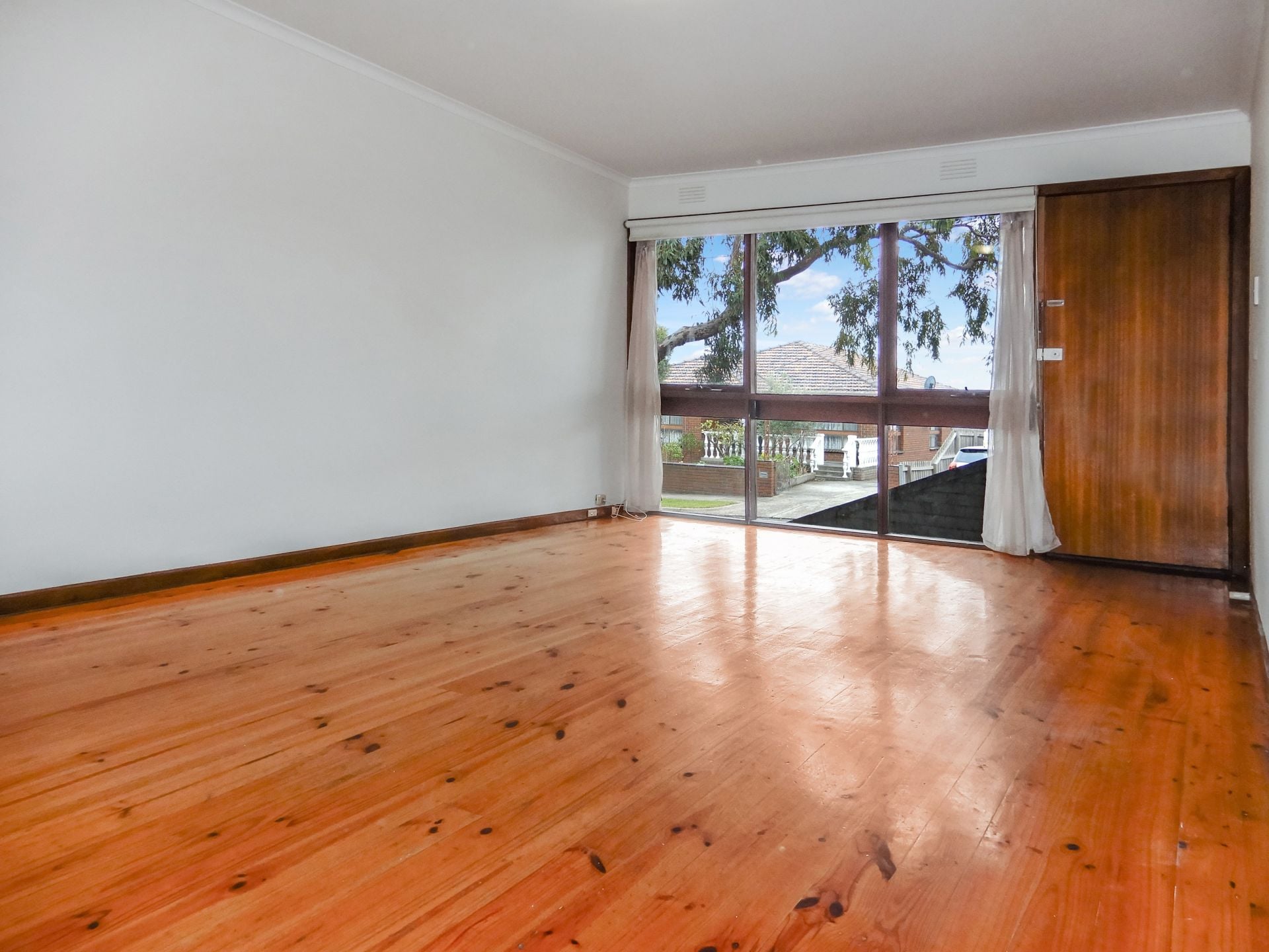 Light, Bright And Spacious Two Bedroom Cosy Unit!