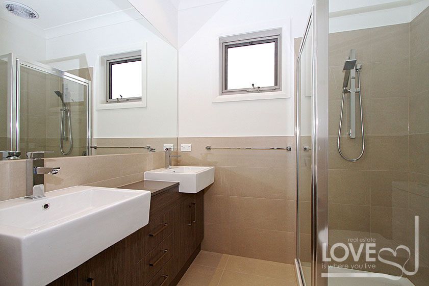 BRAND NEW CONTEMPORARY CHIC