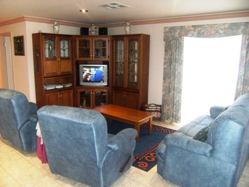 4 Goulburn Circuit, Caroline Springs - Thumbnail 4