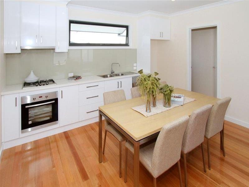 Immaculate Townhouse South of Bell Street!