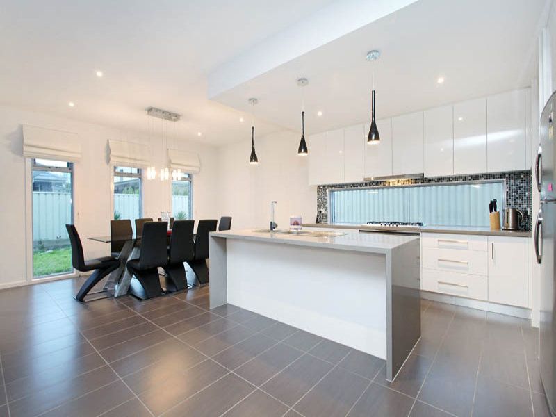 22 Lake Logan Way, Caroline Springs - Thumbnail 8