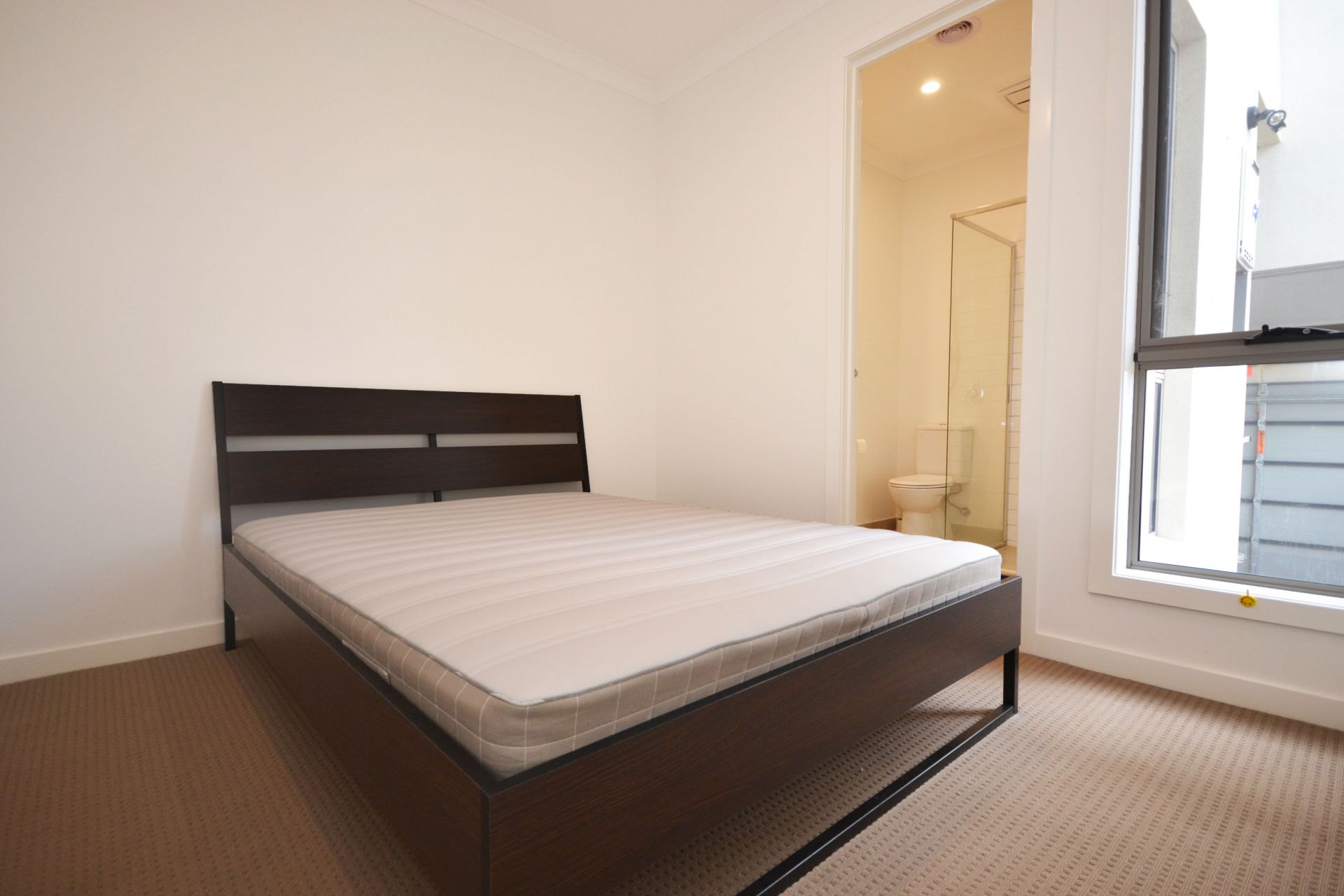 CONTEMPORARY DELIGHT IN COBURG HILL