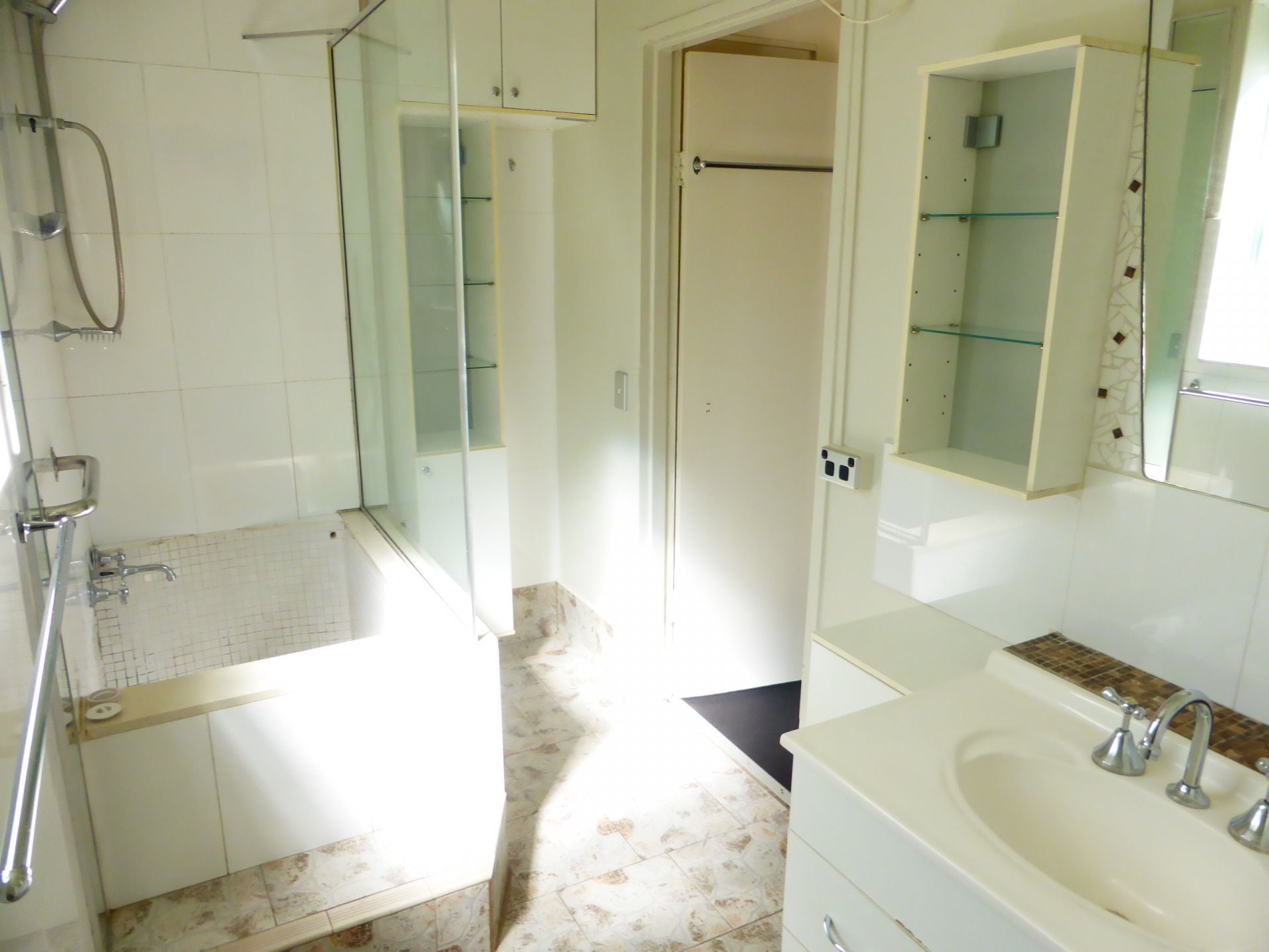 EXCELLENT APARTMENT SET IN TRANQUIL SURROUNDING