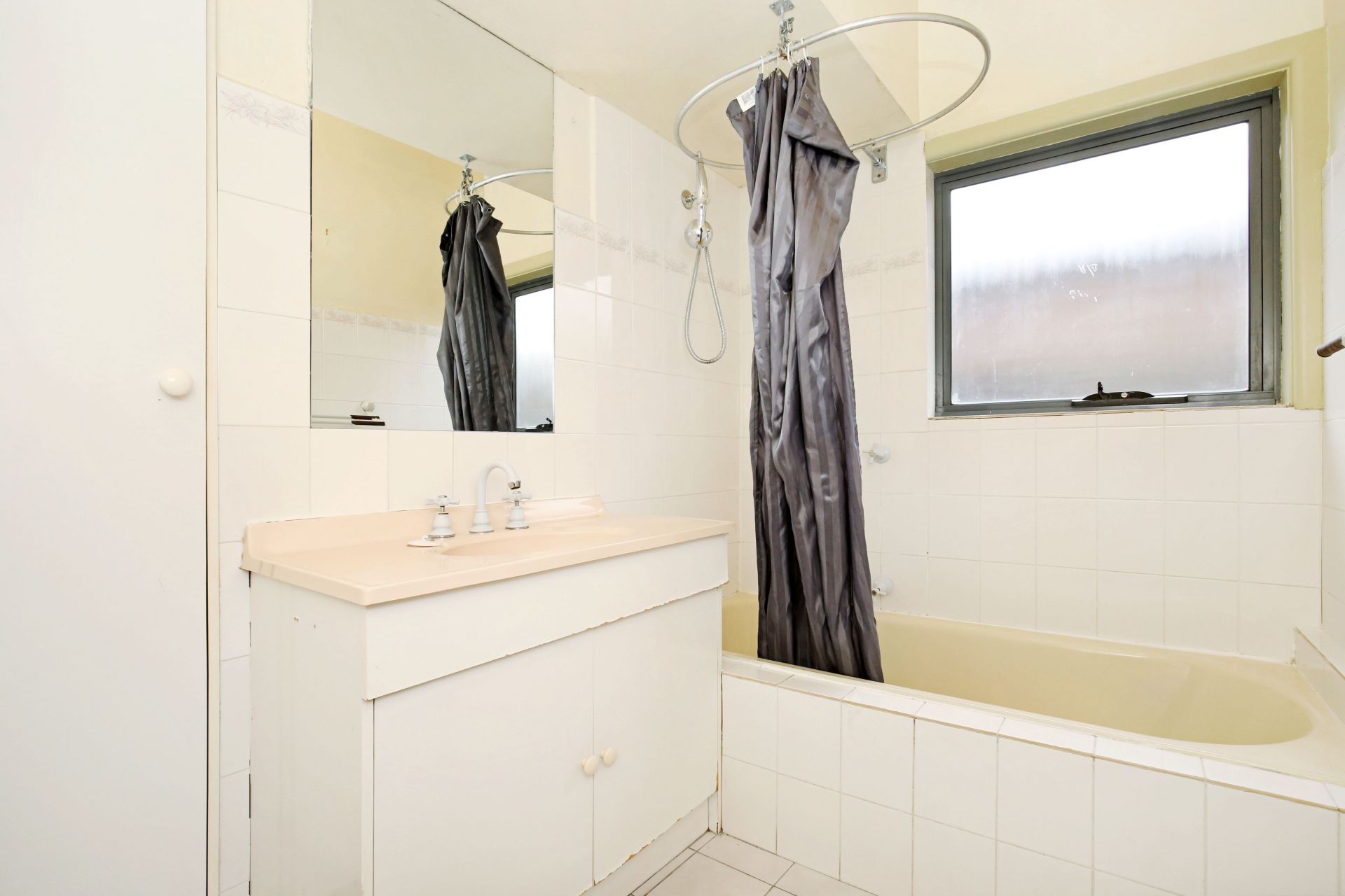 SPACIOUS, COMFORTABLE AND AN ENVIABLE LOCATION!