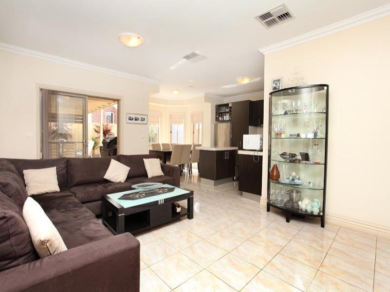 33 Studley Park Way, Caroline Springs - Thumbnail 6