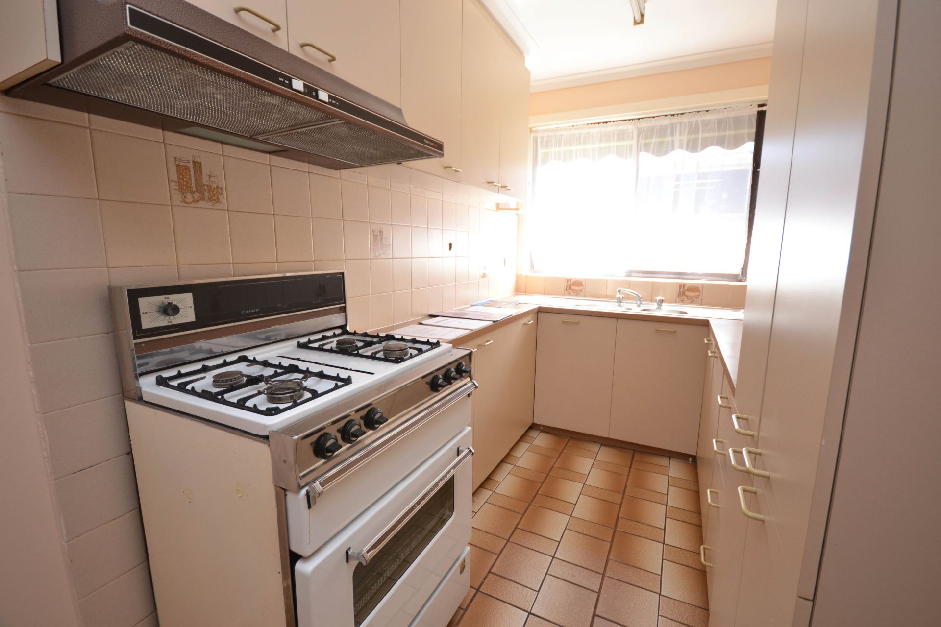 EXTRA LARGE WITHIN WALKING DISTANCE TO PLENTY ROAD SHOPS AND TRAM