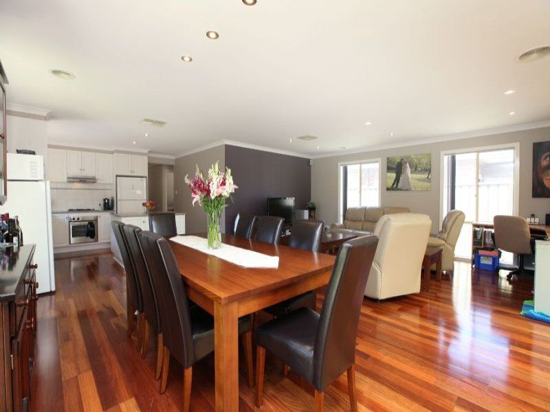 4 Hunts Cross Way, Caroline Springs - Thumbnail 4