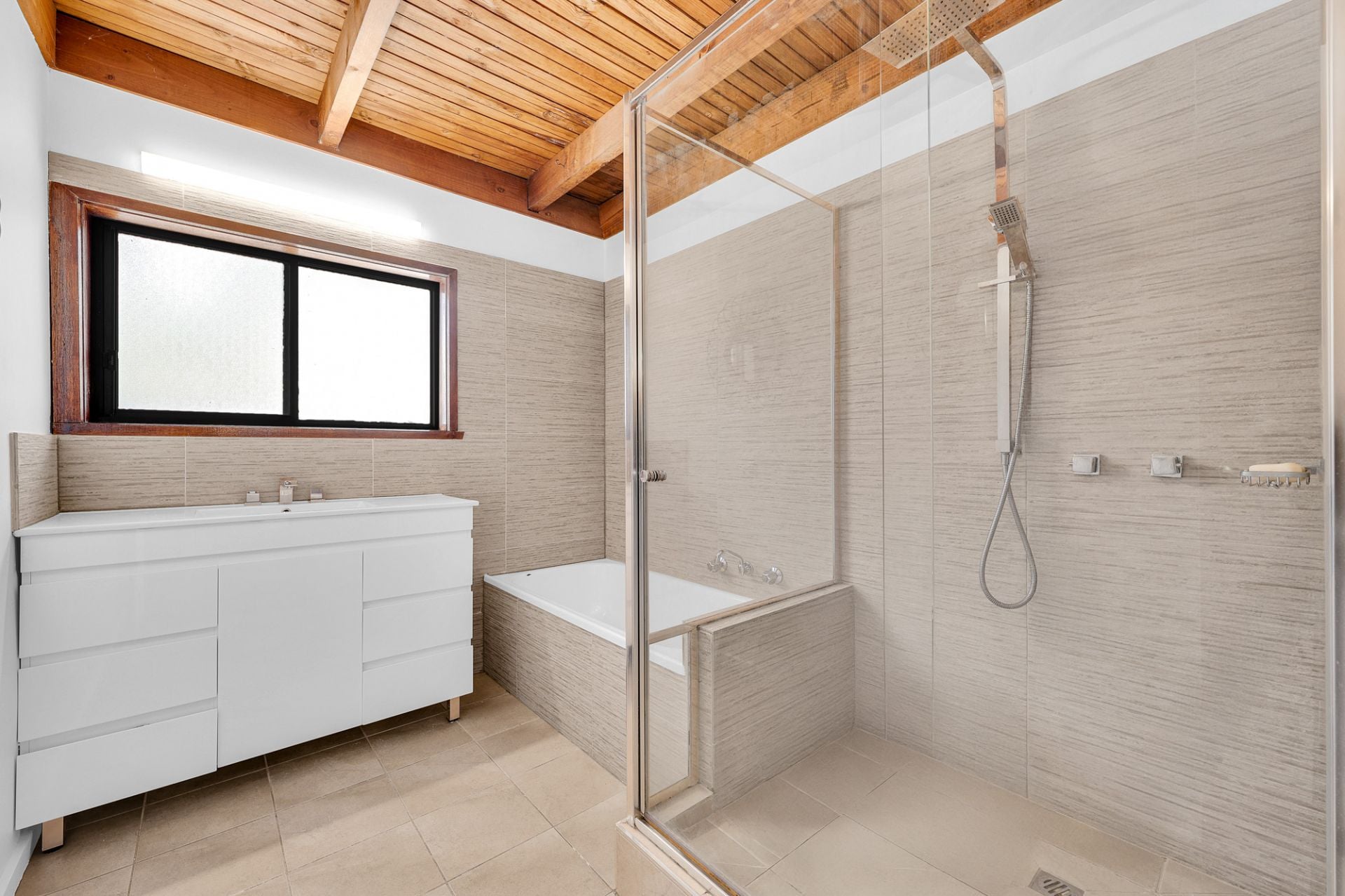 4 BEDDER WITH INGROUND POOL