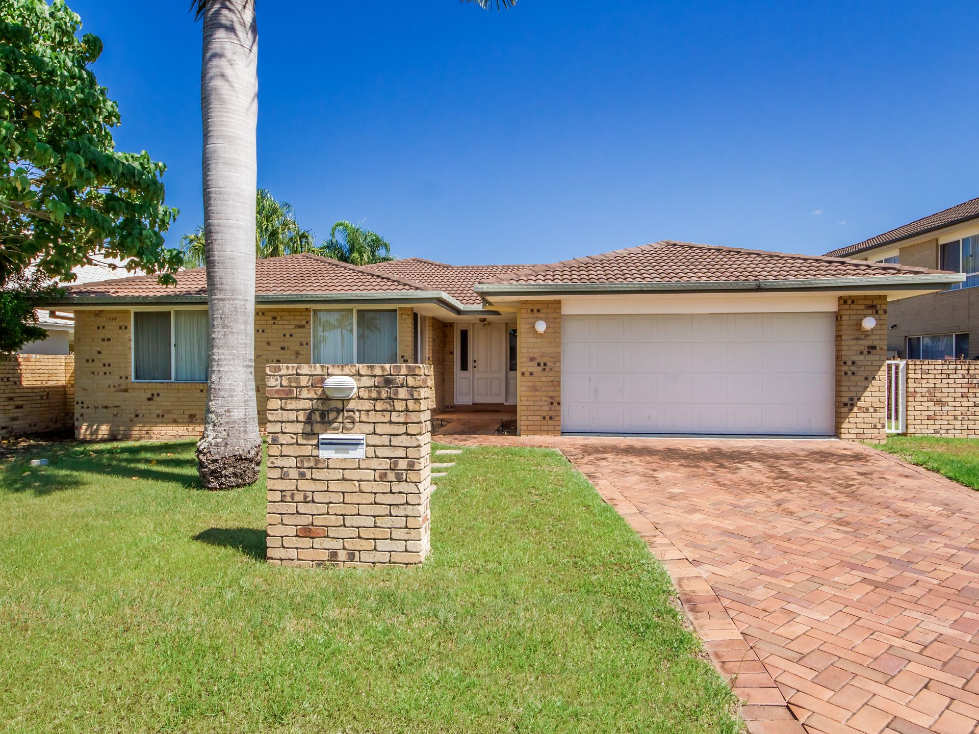 25 Martinique Way, Clear Island Waters Astras Prestige Property