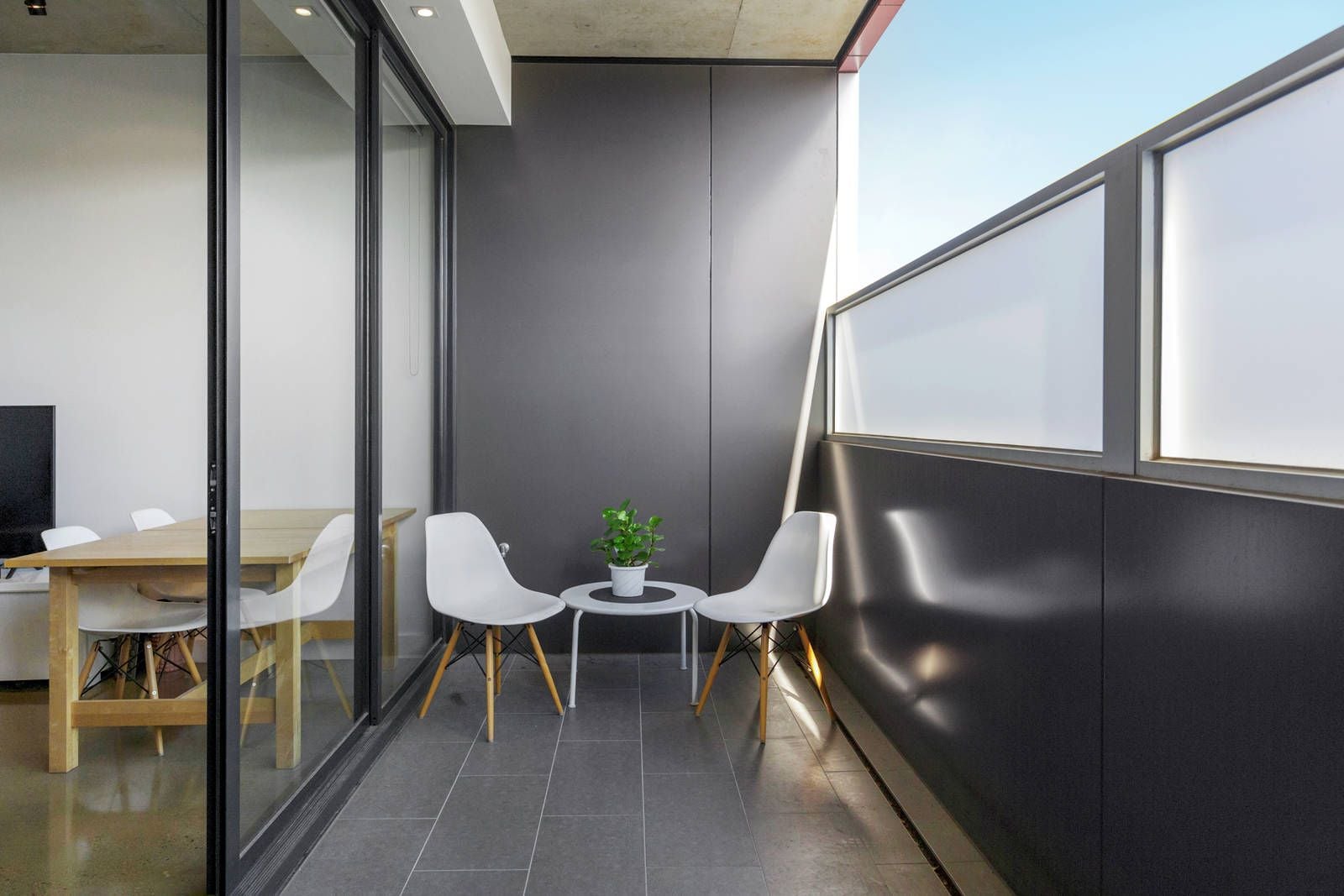 BOUTIQUE LIVING - SPACIOUS ONE BEDROOM PLUS STUDY