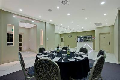 MOTEL FREEHOLD INVESTMENT – BEAUTIFULLY PRESENTED PREMIUM MOTEL IN STRONG MOTEL TOWN