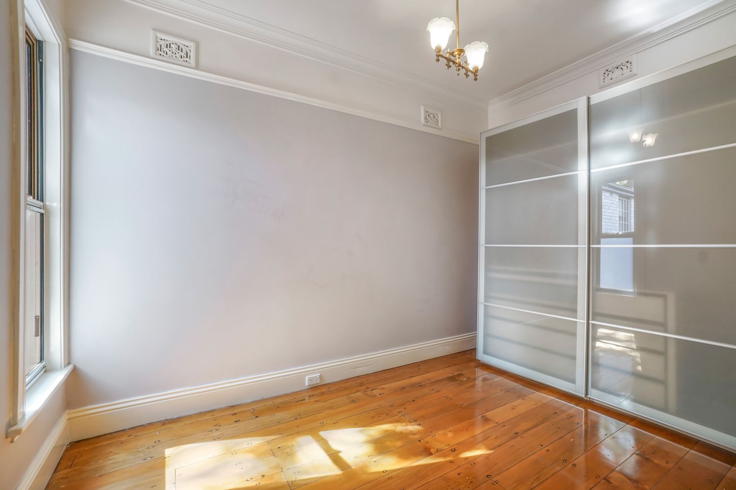 Freshly Renovated One Bedroom House in Annandale