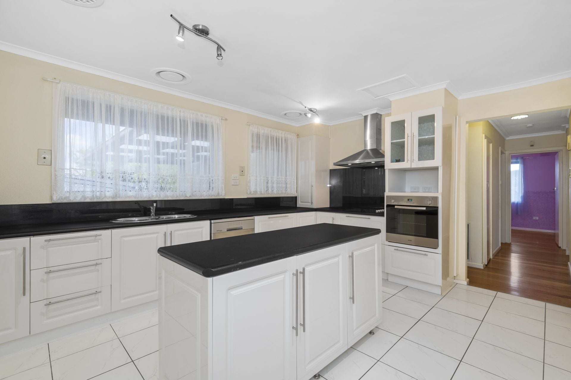 PERFECT LOCATION AND WALKING DISTANCE TO EPPING PACIFIC