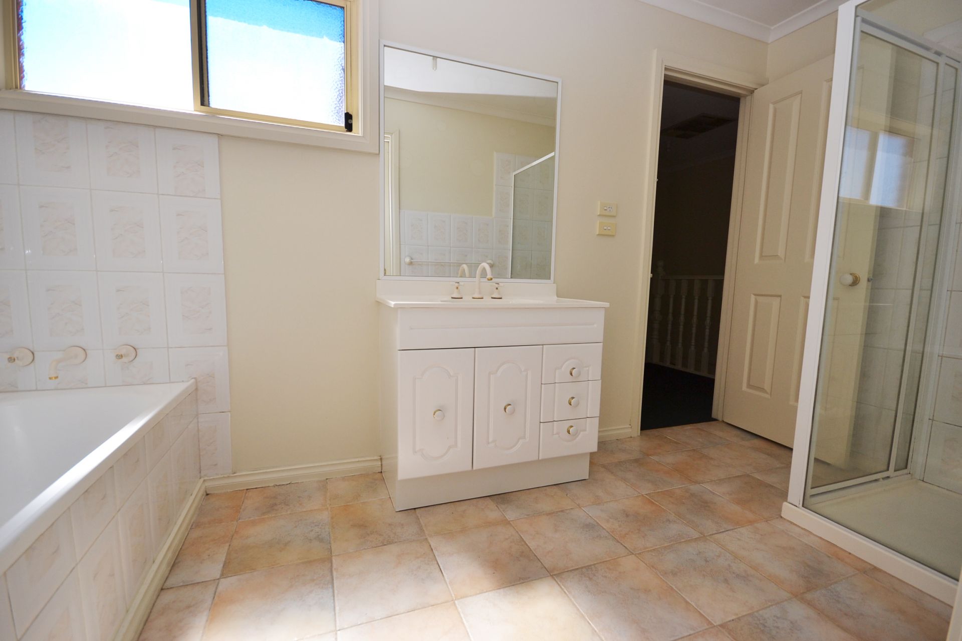 LIGHT & BRIGHT RENOVATED TOWNHOUSE