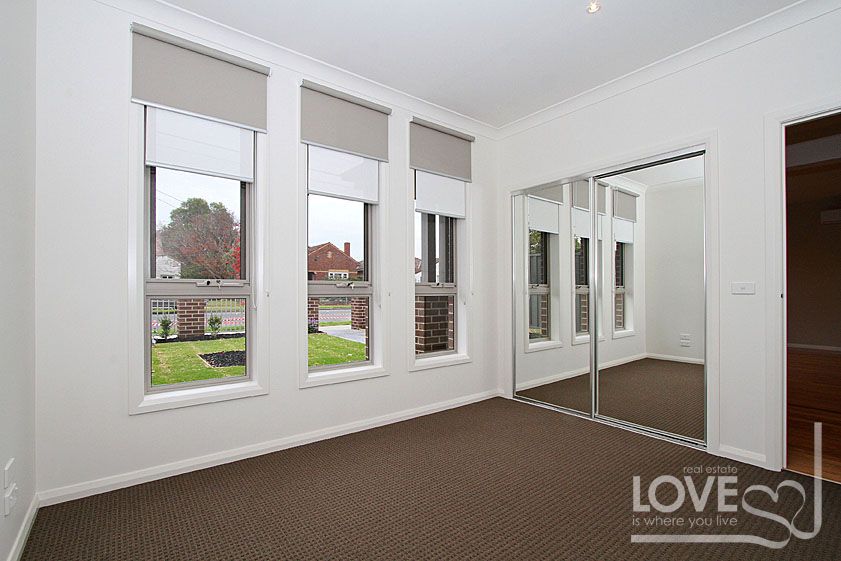 BRAND NEW CONTEMPORARY CHIC