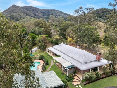 FAMILY HOME AND LIFESTYLE OPPORTUNITY SET ON A PRIVATE ONE HECTARE WITH MOUNTAIN VIEWS