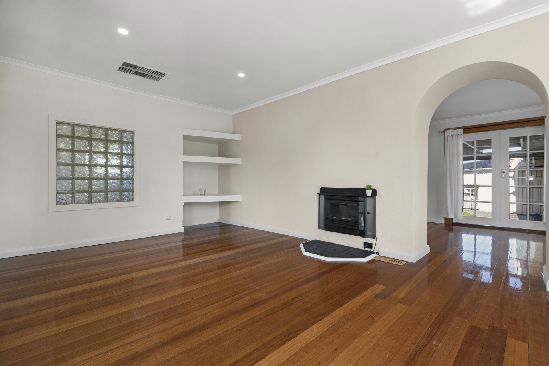 MODERN APPEAL - GREAT LOCATION