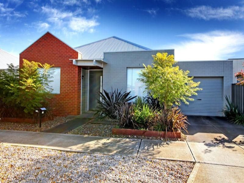 12 Streeton Avenue, Caroline Springs - Thumbnail 2