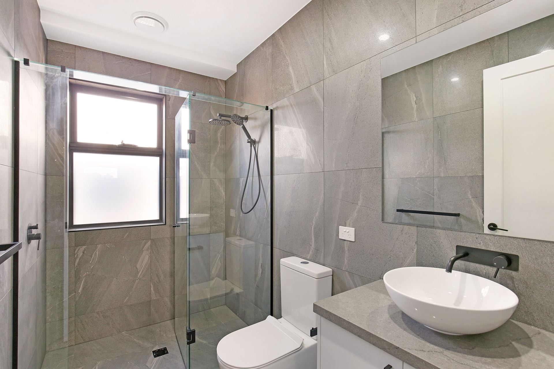 Well-Equipped Two Bedroom Townhouse in the Heart of Thornbury!