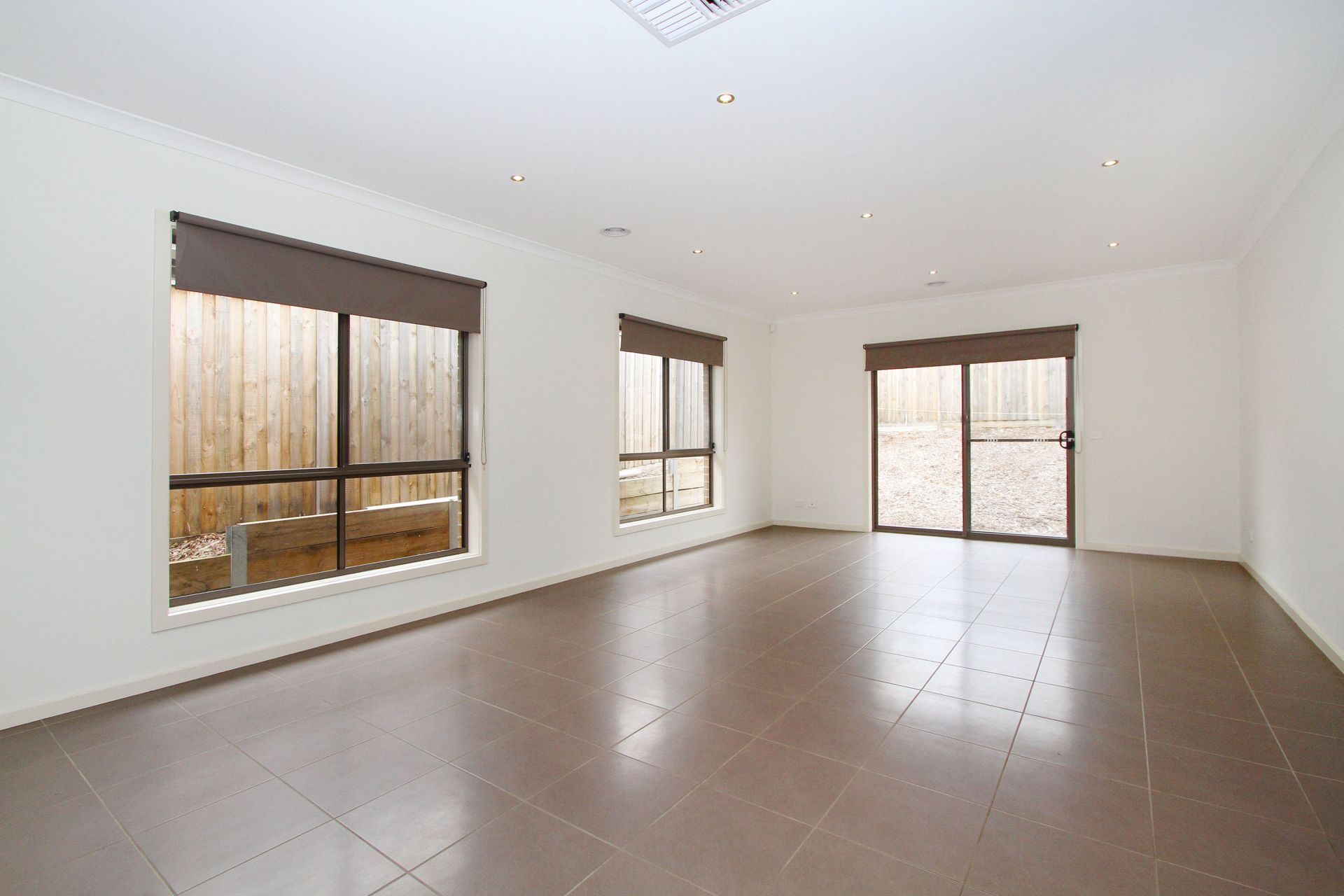 WALKING DISTANCE TO HAZEL GLEN COLLEGE!!!