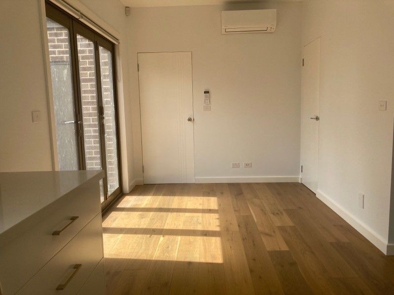 Modern Townhouse In Prim Location