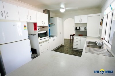 NEW PRICE!! A FURTHER $10,000 PRICE REDUCTION; VENDORS ARE MOVING OVERSEAS & MUST BE SOLD!!  GREAT CENTRAL LOCATION- OFFERS PRESENTED 