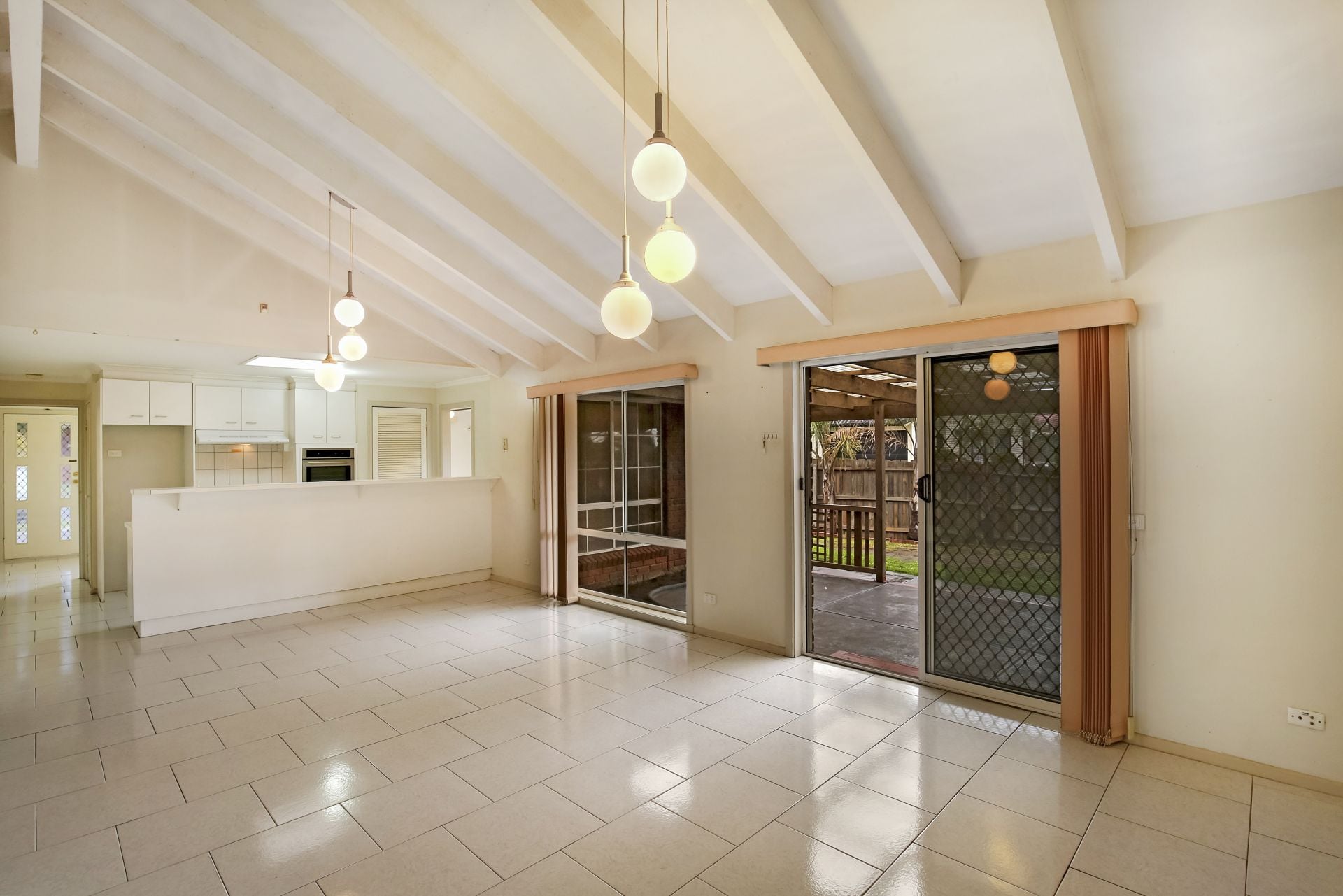 QUIET COURT LOCATION AND CLOSE TO ALL AMENITIES!