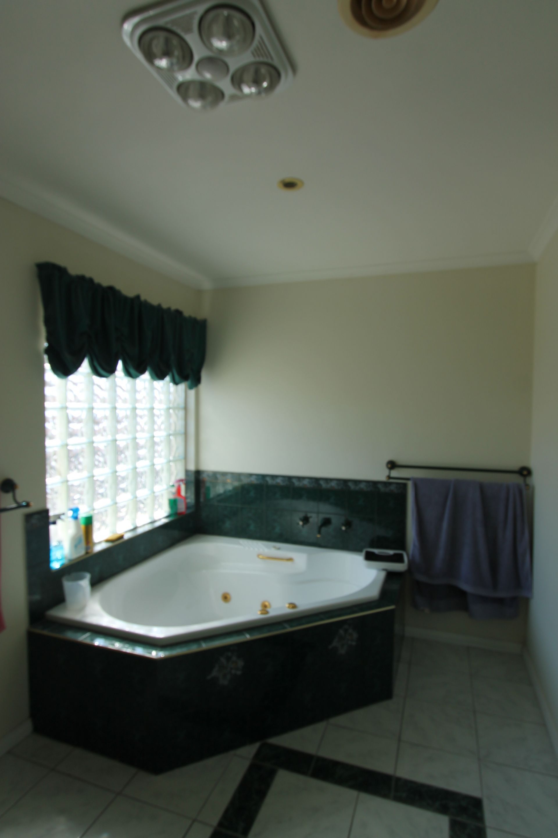 SPACIOUS TOWNHOUSE - WALKING DISTANCE TO HIGH STREET!