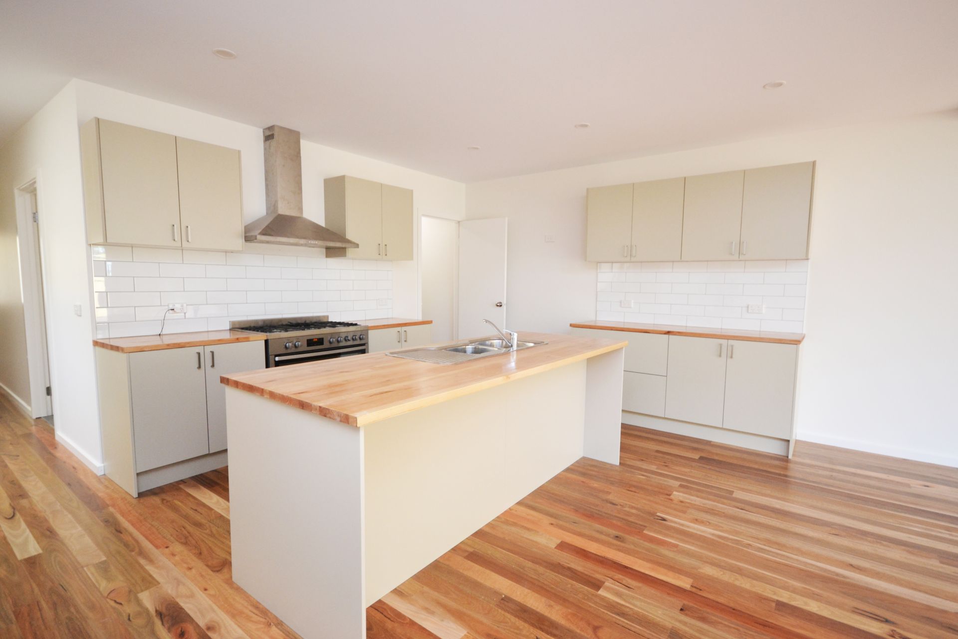 CONTEMPORARY LIVING & IN A FABULOUS LOCATION