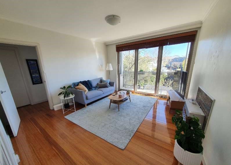 **Bright, sunny & fabulous location**