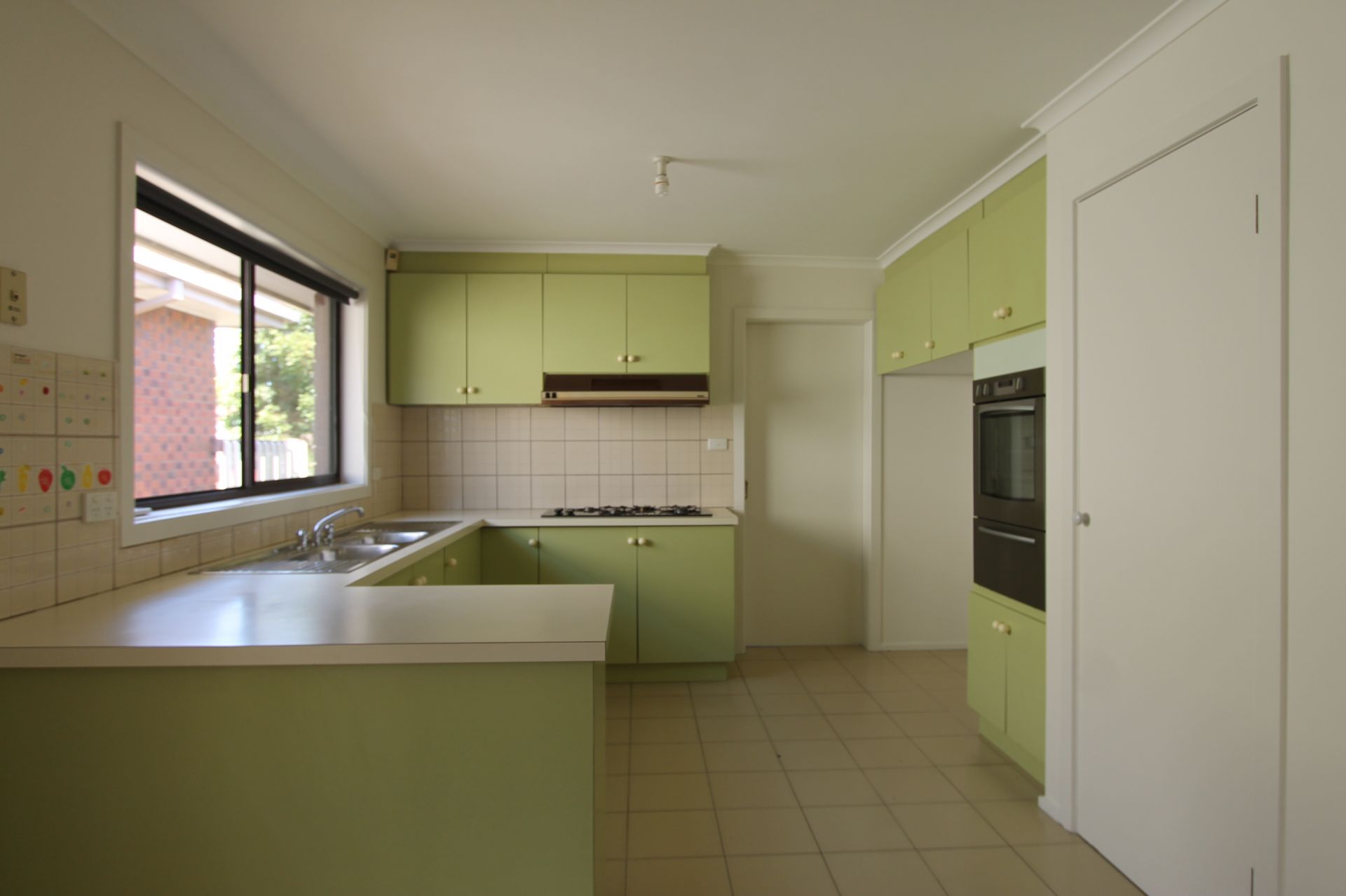 IF LOCATION IS WHAT YOU NEED... THIS IS THE HOME FOR YOU!!! * GARDENER INCLUDED*