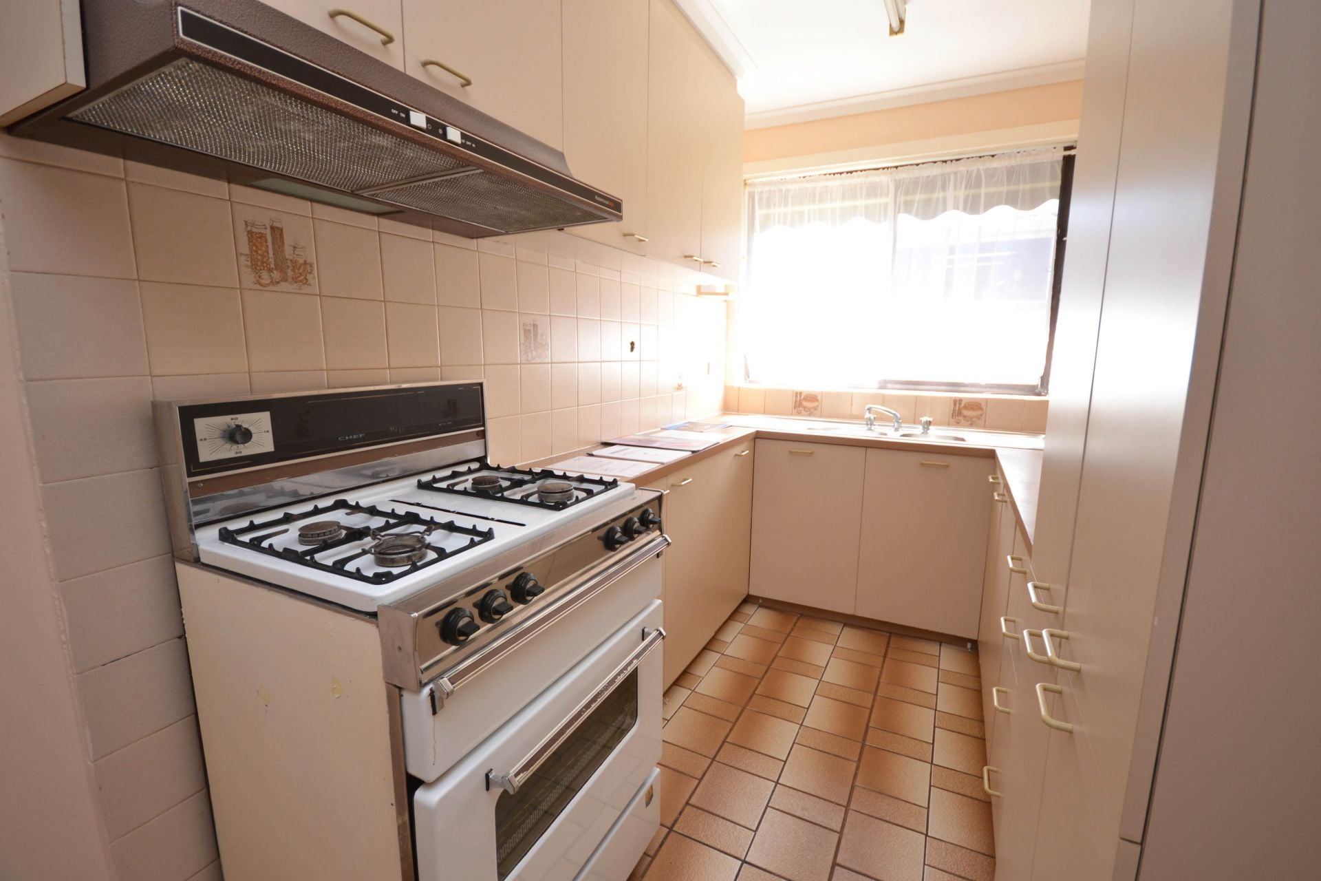 EXTRA LARGE WITHIN WALKING DISTANCE TO PLENTY ROAD SHOPS AND TRAM