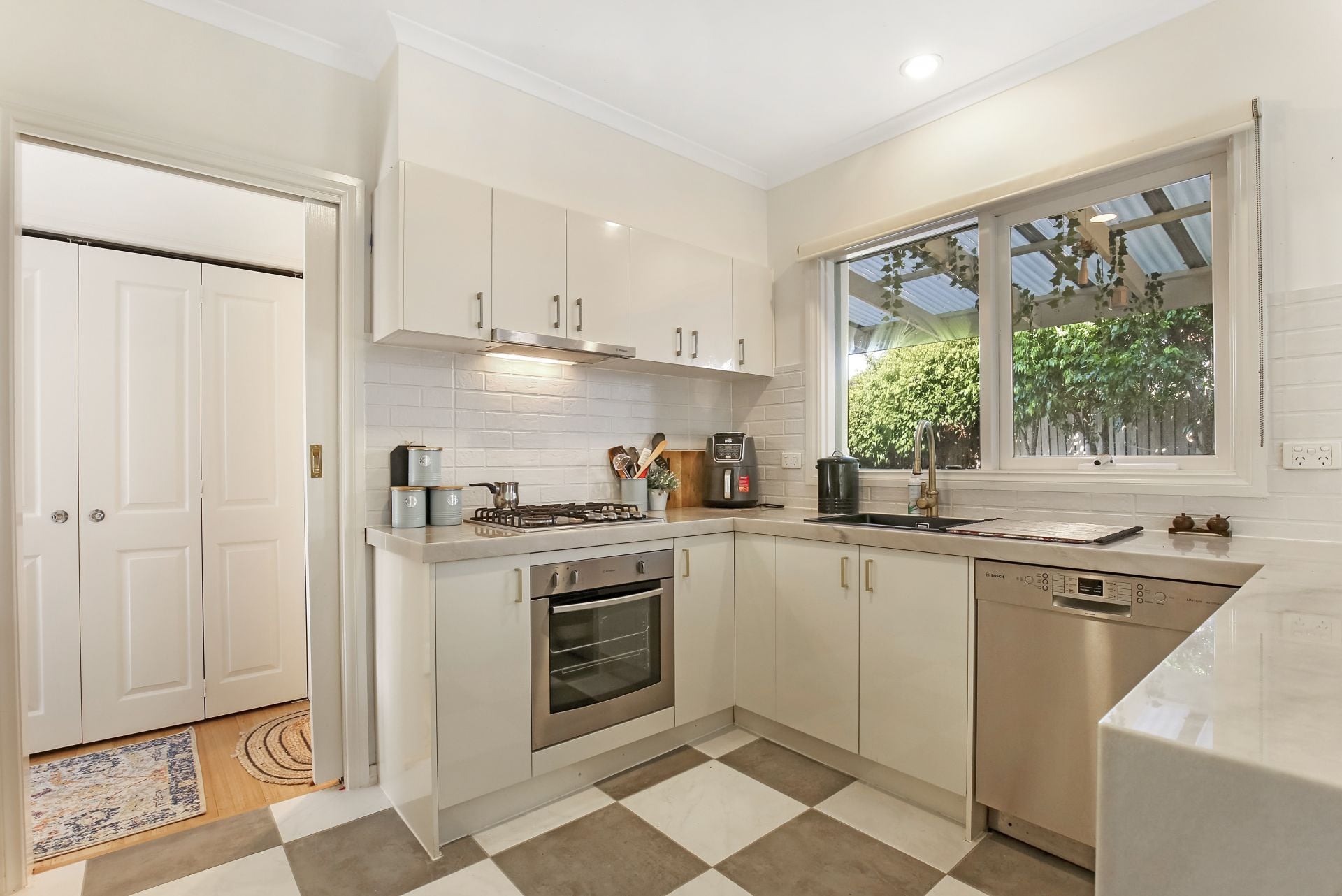 CONTEMPORARY LIVING IN A PRIME LOCATION!