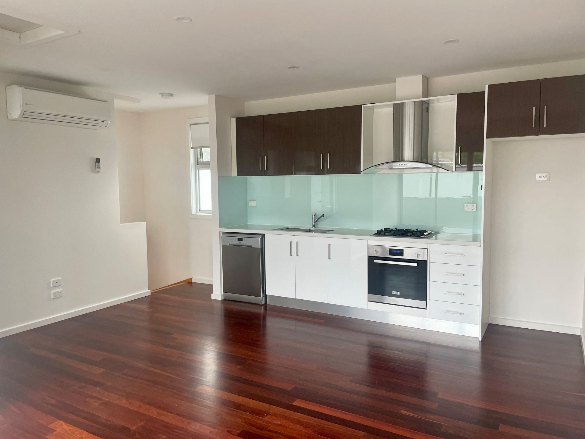Neat townhouse - one week's free rent!