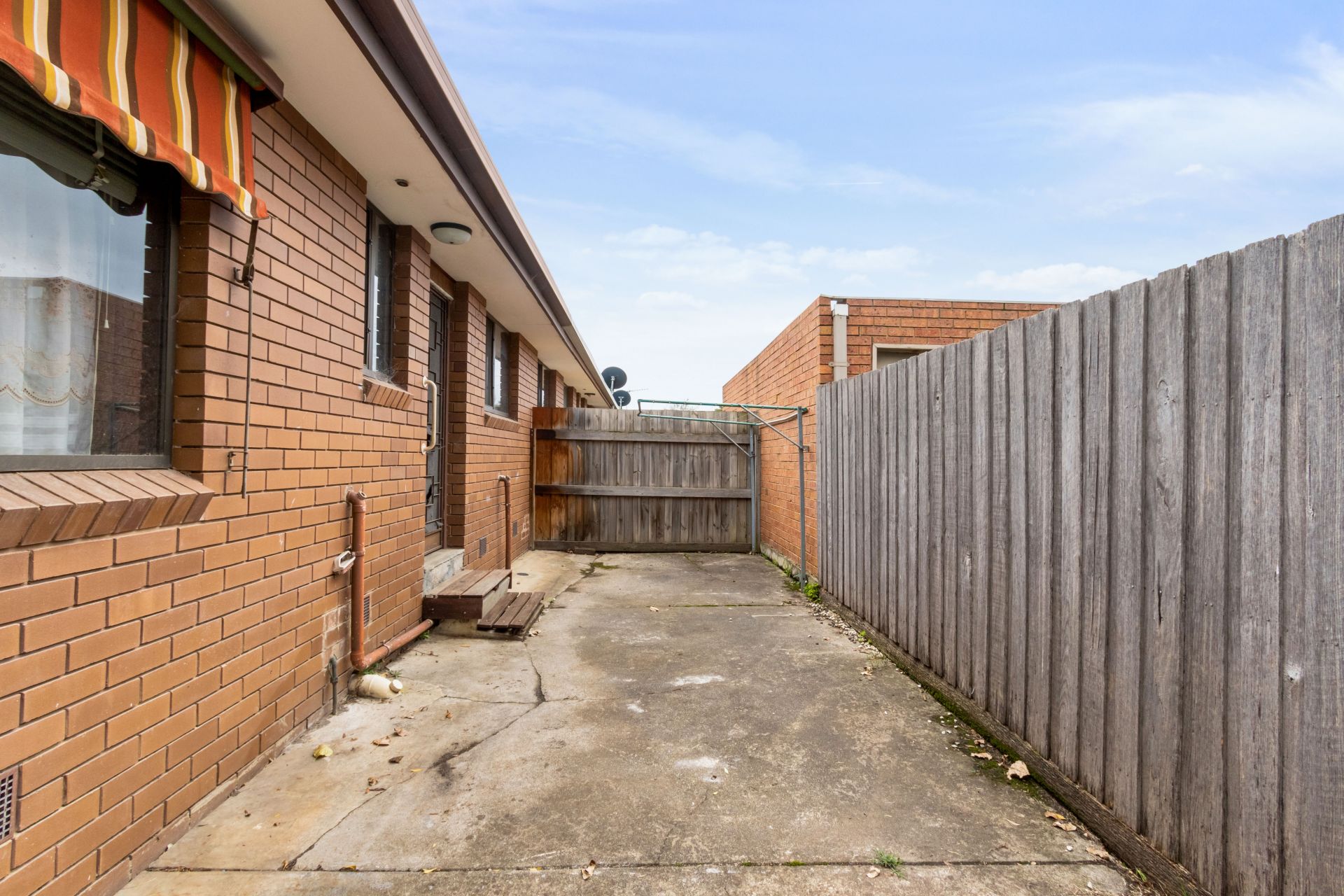 WALKING DISTANCE TO EVERYTHING!