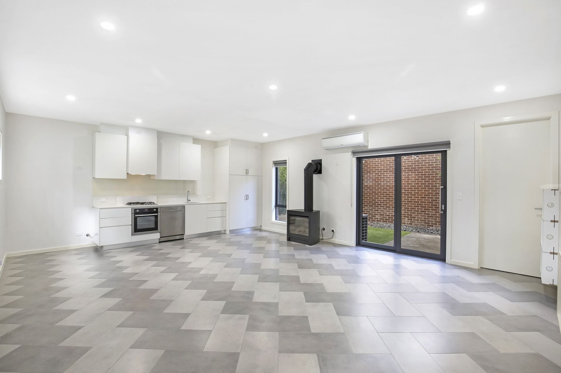 Lovely Townhouse in Convenient Location!
