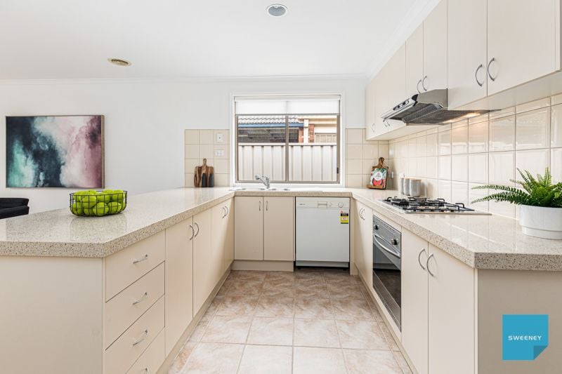 15 Naracoorte Drive, Caroline Springs - Thumbnail 7
