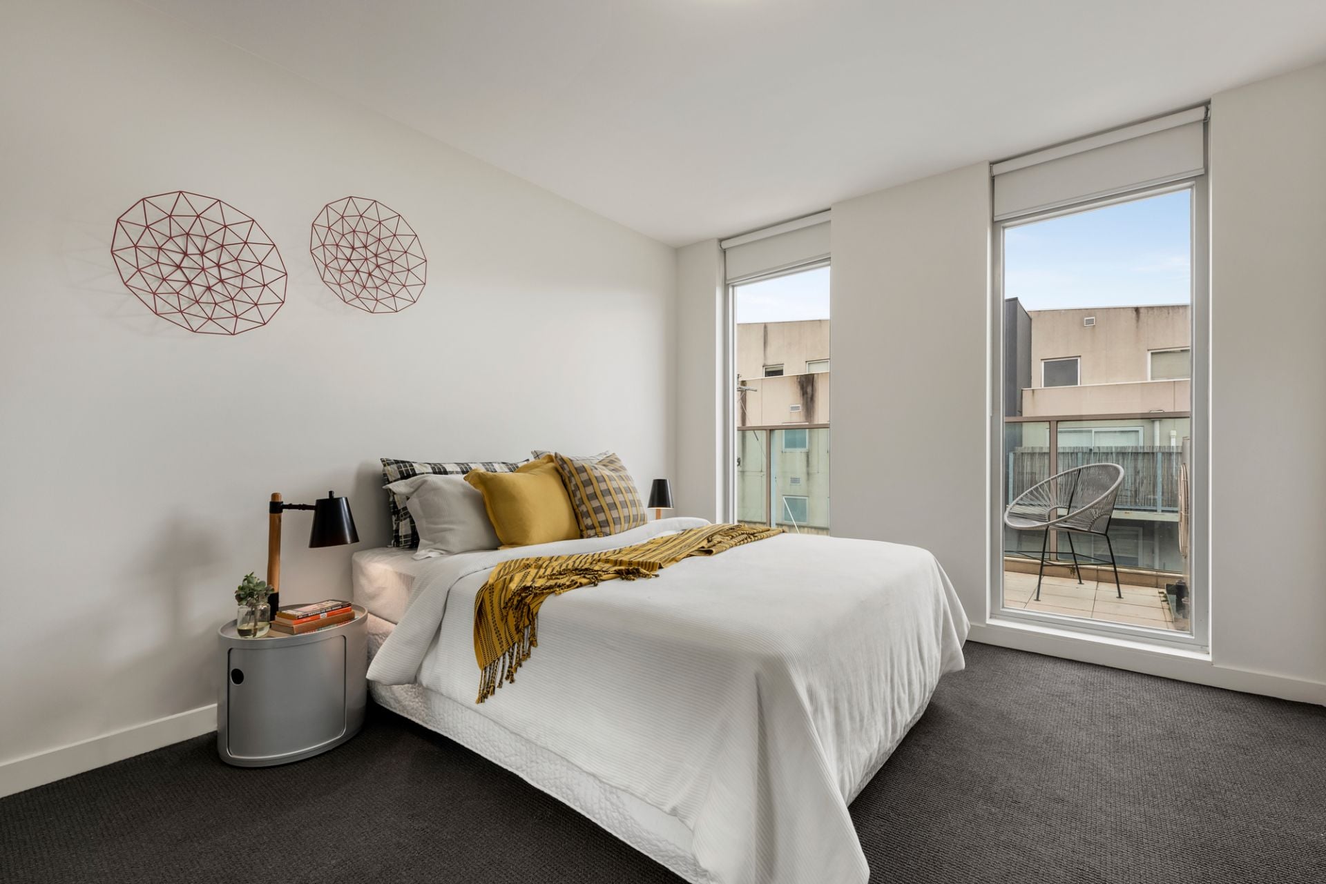 Light and Bright 2 Bedroom Apartment in Convenient Location