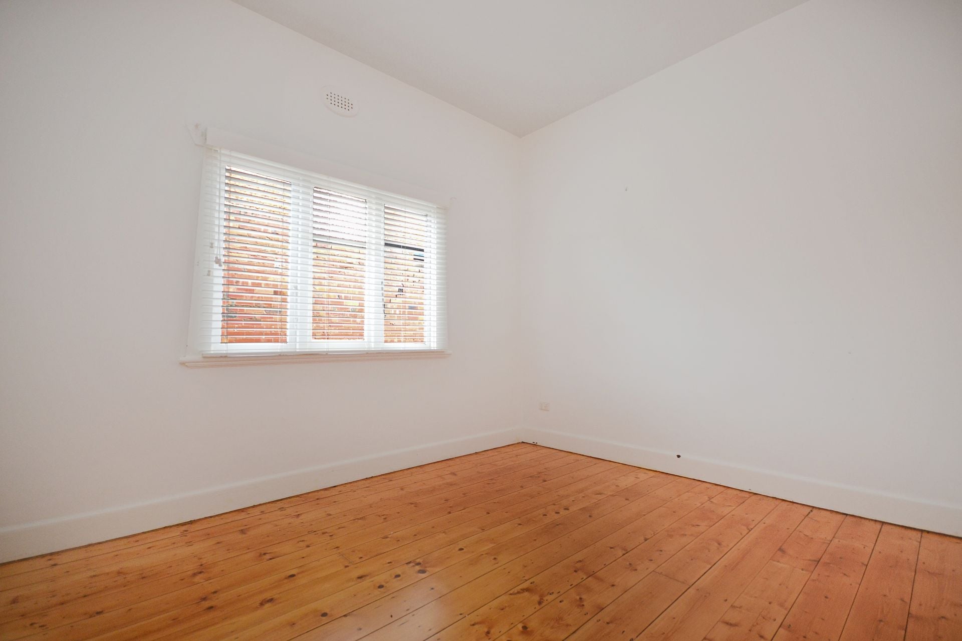 FULLY RENOVATED & IN A FABULOUS LOCATION!