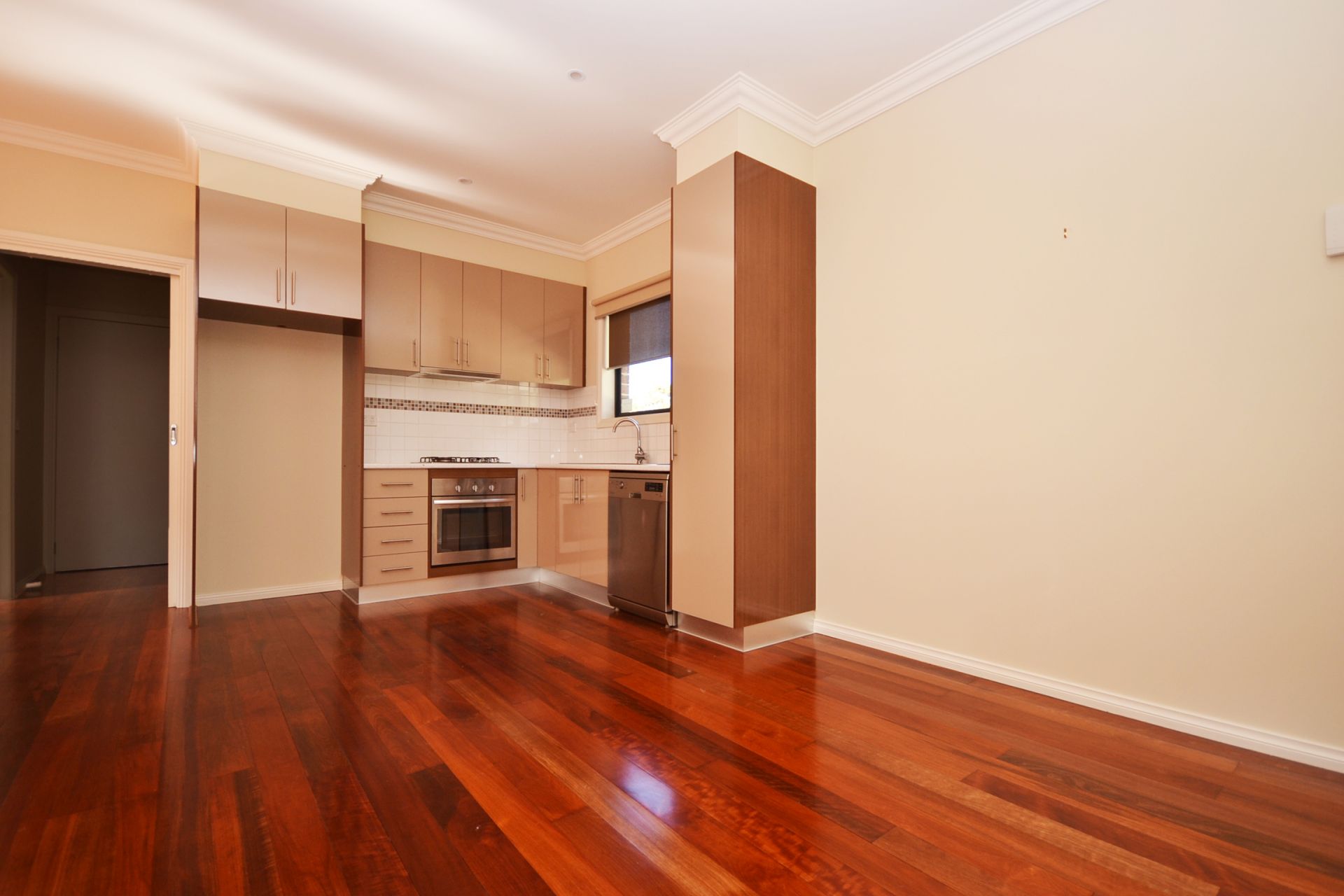 CONTEMPORARY LIVING & FABULOUS LOCATION